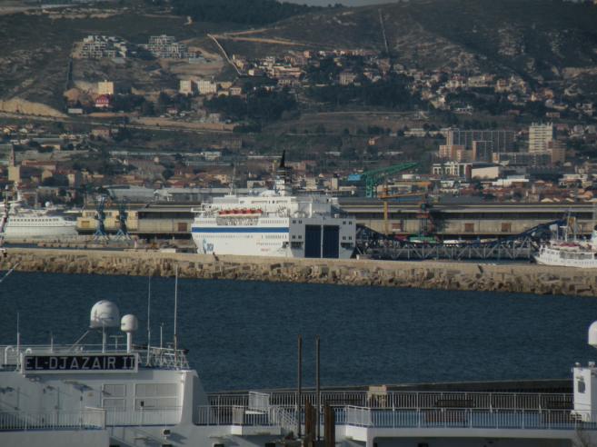  car ferries dans le port de voyageurs